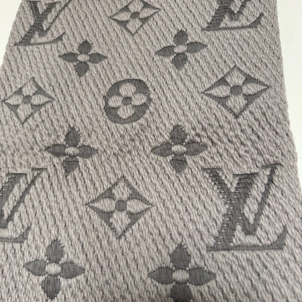 Louis Vuitton logo mania wool and silk scarf - Picture 2 of 3